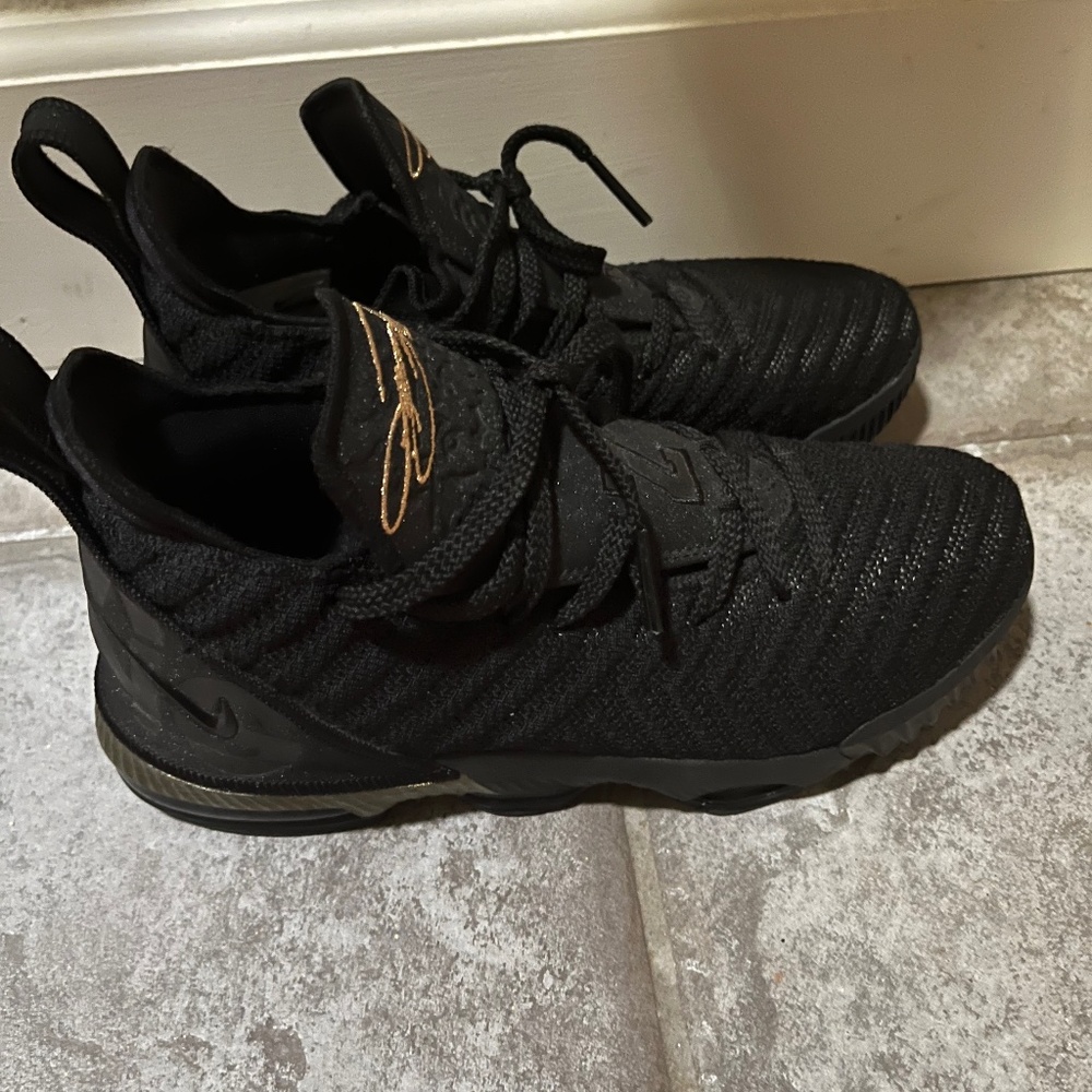 Lebron 16 I’m King